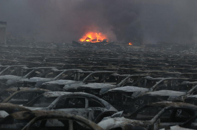 天津爆炸地址200米表大批汽车被烧成残骸